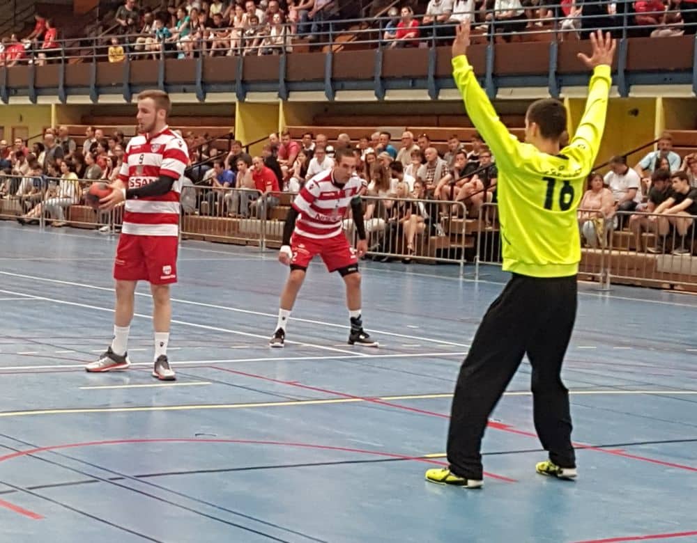 L'arrière gauche Yannis Jourdan avant de tirer un jet de sept mètres, l'équivalent du penalty au handball. © GSMH-Guc