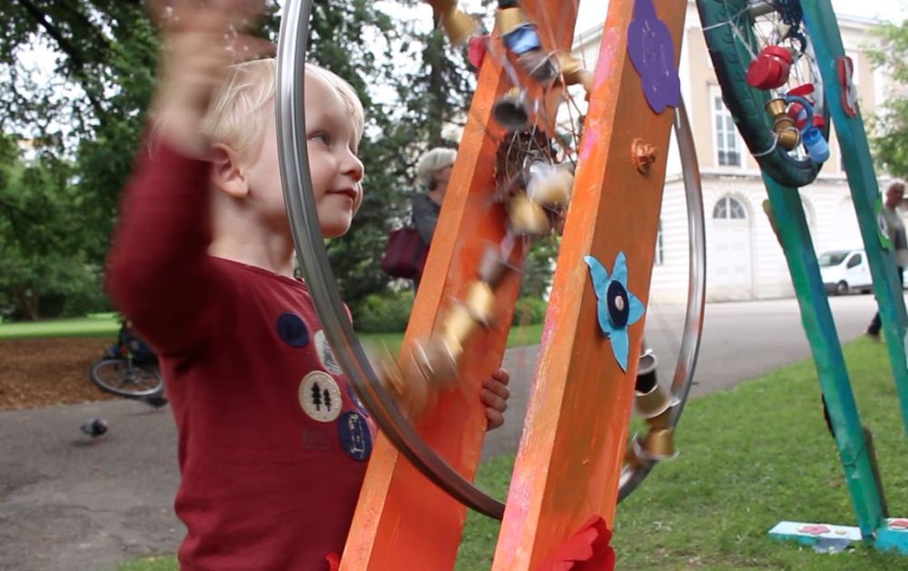 Un jardin sensoriel, ou "jardin extraordinaire" s'est installé dans le parc du Muséum de Grenoble jusqu'au 15 juin. La particularité : cette exposition, faite à partir de matériaux de récupération, a été réalisée par des enfants de 2 à 6 ans.