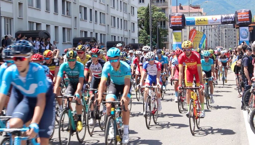 Les coureurs du 70e Critérium du Dauphiné sont partis du boulevard Clémenceau pour la cinquième étape entre Grenoble et Valmorel. © Élisa Montagnat