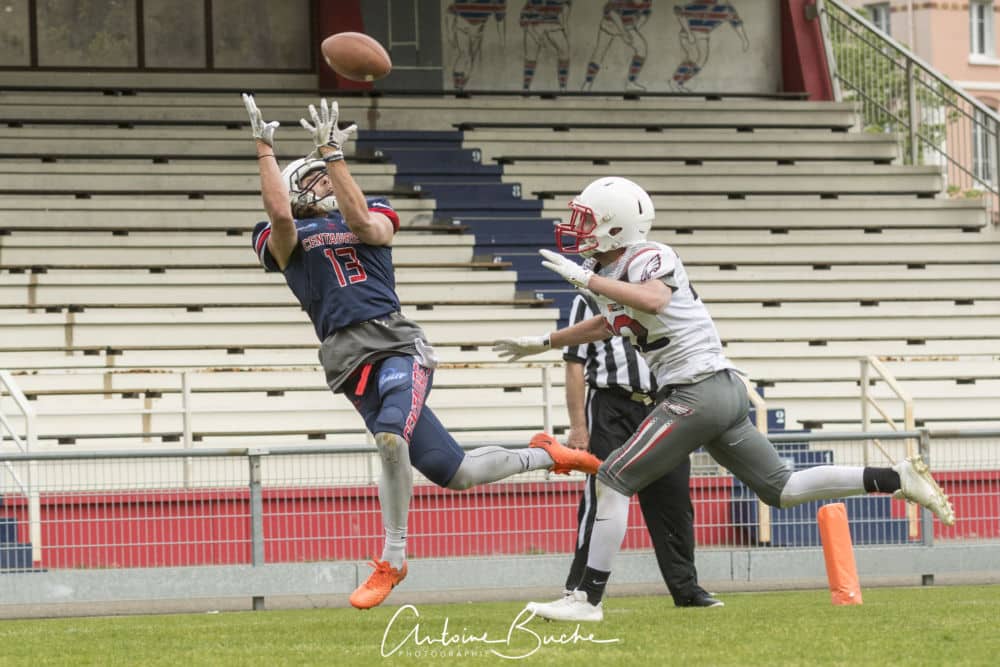 Le receveur des Centaures Benjamin Nolette capte le ballon de manière acrobatique. © Antoine Buche Photographie