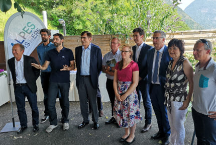 Le Département de l'Isère a lancé le 2 juillet sa saison touristique estivale 2018 en vantant les atouts qui en font une destination de choix.De gauche à droite : Gilles Vanheule, directeur de l’office de tourisme des Deux-Alpes, Julien Rebuffet, directeur du Syndicat national des moniteurs cyclistes, Patrick Curtaud, vice-président du Département chargé de la culture, Eric Le Pallemec, organisateur du Trail des passerelles du Monteynard, Romain Olive, aéroport de Saint-Geoirs, Danielle Taylor, étudiante américain participantes au concours vidéo Alp Is(H)ere, Jean-Pierre Barbier, président du Département de l'Isère, Chantal Carlioz, vice-présidente au tourisme et Franck Le Coutre, le directeur de l’office de tourisme de Chamrousse. © Joël Kermabon - Place Gre'net