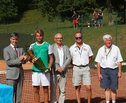 Du samedi 14 au dimanche 22 juillet, Uriage fête la deuxième édition de son tournoi international de tennis. Le champion Julien Benneteau en est le parrain.Alexandre Muller reçoit le trophée de vainqueur du Tournoi de tennis d'Uriage en 2017. © Tennis Club d'Uriage