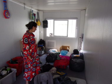 L'association Arepi, financée par la préfecture de l'Isère, a ordonné l'expulsion de familles de migrants vivant dans des bâtiments préfabriqués à Grenoble. Latifa Talha a été expulsée de l'Algéco qu'elle habitait au 85 cours de la Libération depuis décembre. Crédit photo : Samuel Ravier.