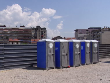Les toilettes du 85 cours de la Libération. L'électricité a été coupée le 3 juillet au matin, avant l'expulsion. Crédit photo : Samuel Ravier.