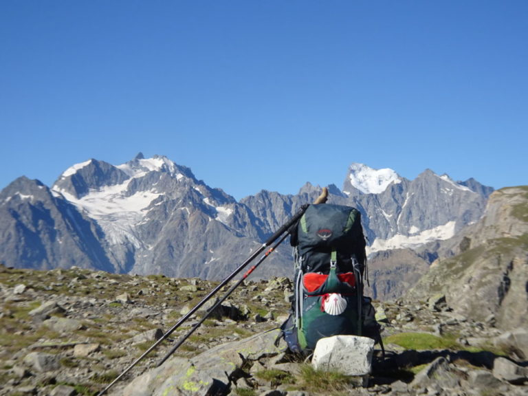 Bonheur de revenir chez soi. Col du Chardonnet et en arrière plan le massif des Ecrins. © André Weill