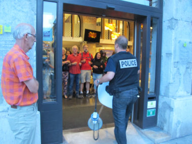 Intervention de la police lors de l'occupation d'une agence de Gaz Electricité Grenoble (GEG) par des militants du Droit au logement (Dal), en vue d'obtenir le rétablissement de l'électricité pour le squat de la rue Jay, ce vendredi 24 août 2018. © Séverine Cattiaux - Place Gre'net