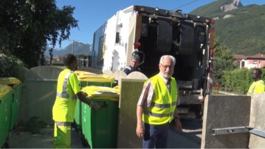 Ce lundi 27 août, Place Gre'net a pu suivre une tournée de collecte des déchets ménagers organisée par le Centre technique de Grenoble-Alpes MétropoleAu premier plan Georges Oudjaoudi. © Joël Kermabon - Place Gre'net