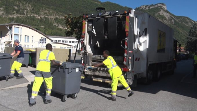 Ce lundi 27 août, Place Gre'net a pu suivre une tournée de collecte des déchets ménagers organisée par le Centre technique de Grenoble-Alpes Métropole© Joël Kermabon - Place Gre'net