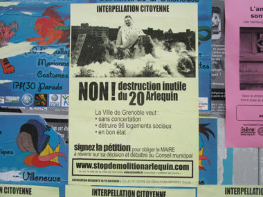En procès contre la démolition du 20 galerie de l'Arlequin de la Villeneuve, les militants proposent la rédaction d'un avenant à la convention Anru.Affiche contre la démolition du 20 galerie de l'Arlequin © Séverine Cattiaux - Place Gre'net