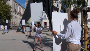 La chorégraphe Anne Collod, a rejoué dans les rues de Grenoble la performance Blank placard dance imaginée en 1967 par l’artiste américaine Anna Halprin© Joël Kermabon - Place Gre'net