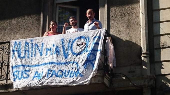 « Alain m'a volé. Sus au faquin », peut-on ire sur cette banderole. DR