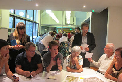 UNE Réunion publique, concertation des habitants, sur le réaménagement des abords du centre commercial Grand'Place, jeudi 30 août 2018, avec Vincent Fristot (debout à la table) © Séverine Cattiaux - Place Gre'net