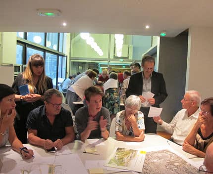 UNE Réunion publique, concertation des habitants, sur le réaménagement des abords du centre commercial Grand'Place, jeudi 30 août 2018, avec Vincent Fristot (debout à la table) © Séverine Cattiaux - Place Gre'net