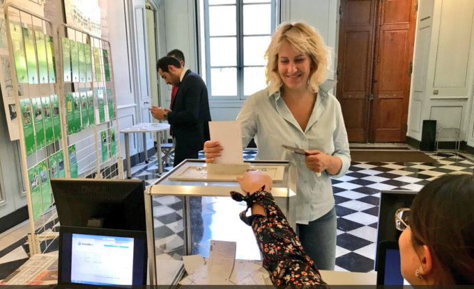 Emilie Chalas votant au budget participatif 2018 Crédit DR