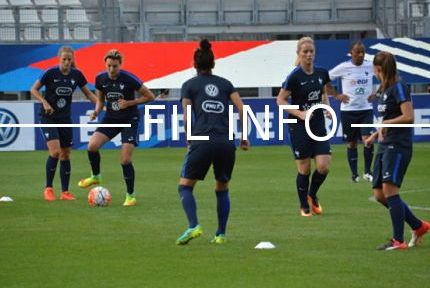L'équipe de France féminine de football à l'entraînement au stade des Alpes en septembre 2016 avant leur match amical face au Brésil (1-1)
