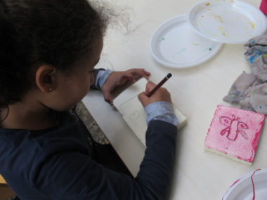 La Ville de Grenoble maintient la semaine de quatre jours et demi pour les prochaines rentrées et continuera de proposer des activités périscolairesEnfant qui dessine, activité manuelle © Séverine Cattiaux - Place Gre'net