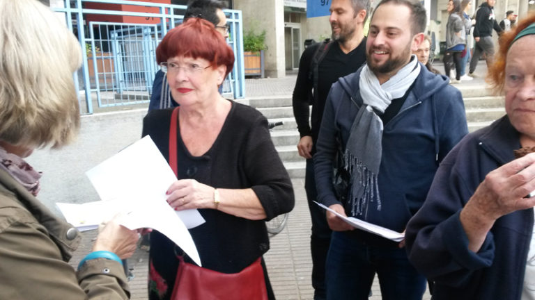 A la sortie de la réunion à la Villeneuve, le samedi 20 octobre, Gisèle Pérez et Thibaud Pikorki, membres du parti socialiste distribuent des tracts. © Séverine Cattiaux - Place Gre'net