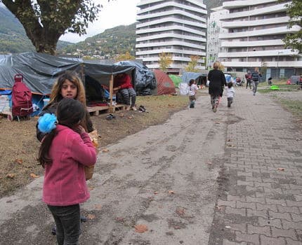 Quartier Jean Macé à Grenoble, une trentaine de familles de demandeurs d'asile massés sur le terrain pollué du parc Henri-Tarze, depuis trois mois pour la plupart d'entre eux. dimanche 27 octobre © Séverine Cattiaux - Place Gre'net