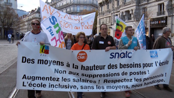Des centaines d'enseignants ont manifesté à Grenoble ce 12 novembre 2018 contre les suppressions de postes annoncées dans l'Éducation nationale.© Joël Kermabon - Place Gre'net