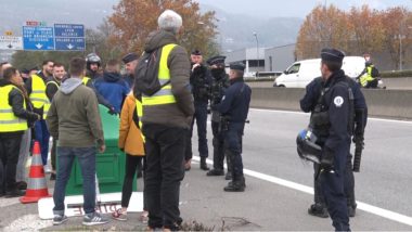 Les forces de police veillent au grain. © Joël Kermabon - Place Gre'net