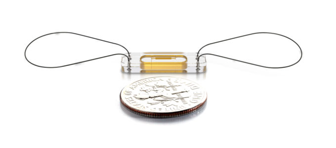 Le capteur miniaturisé CardioMEMS, de la taille d'une pièce de monnaie. © Chuga
