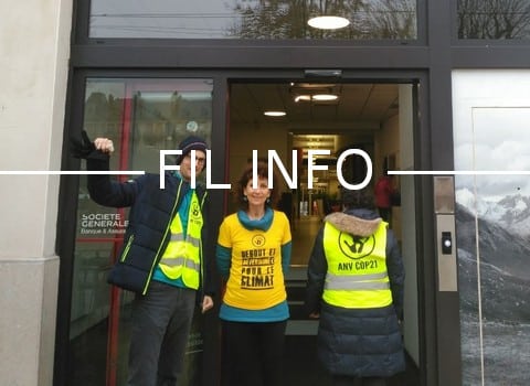 Les militants d'ANV-Cop21 sont allés à la rencontre des salariés de la Société générale pour dénoncer le soutien de la banque au gaz de schiste.