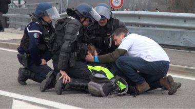 Une manifestante blessée à la tête au péage de Voreppe. © Joël Kermabon - Place Gre'net