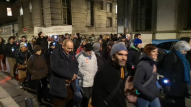 Plusieurs centaines de personnes ont participé à une marche des lumières à Grenoble ce 18 décembre à l’occasion de la Journée internationale des migrants.© Joël Kermabon - Place Gre'net