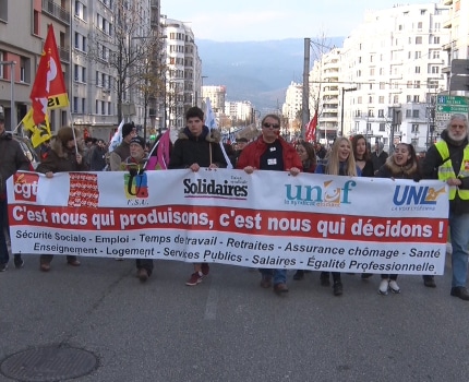 Plusieurs centaines de personnes ont défilé à Grenoble ce vendredi 14 décembre pour obtenir de meilleurs salaires et pensions à l'appel de cinq syndicats.© Joël Kermabon - Place Gre'net