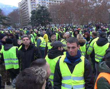 Alain et Marie Rochedy réutilisent le symbole de la révolte populaire de ces derniers mois, le gilet jaune, pour manifester contre la "censure" dont ils se disent victimes. © Joël Kermabon - Place Gre'net