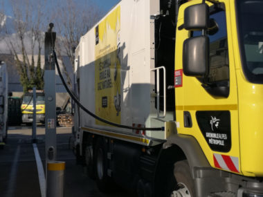 GEG et Grenoble-Alpes Métropole ont lancé ce lundi 11 mars les travaux de construction d’une nouvelle station GNV, sur la commune de La Tronche.Une benne en cours de ravitaillement en GNV. © Joël Kermabon - Place Gre'net