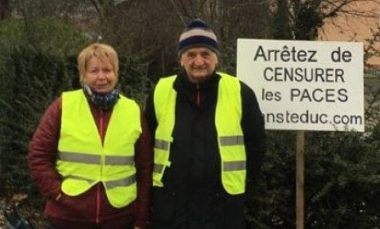 Alain et Marie Rochedy ont manifesté ce mardi de 10 à 13h devant la faculté. © Alain Rochedy