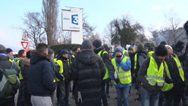 Acte VIII : les gilets jaunes devant l'antenne de France 3 Alpes. © Joël Kermabon - Place Gre'net