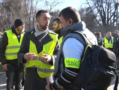 Julien Terrier en discussion avec un "street medic". © Joël Kermabon - Place Gre'net