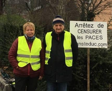 Deux gilets jaunes ont manifesté pour dénoncer une "censure" de la faculté de médecine mardi 22 janvier. © Alain Rochedy