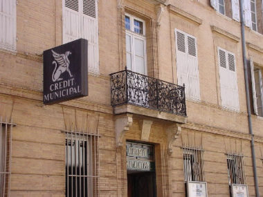 Le griffon est l'emblème du Credit Municipal présent credit wikipedia