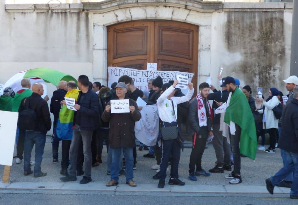 Algériens devant le consulat d'Algérie de Grenoble en mars 2019 © Florent Mathieu - Place Gre'net