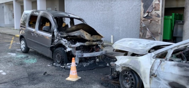 Grenoble a connu des violences urbaines après l'accident mortel de deux jeunes en scooter. Le procureur s'est exprimé sur les premiers éléments de l'enquêteVéhicules incendiés. @ France 3 Alpes (copie d'écran)