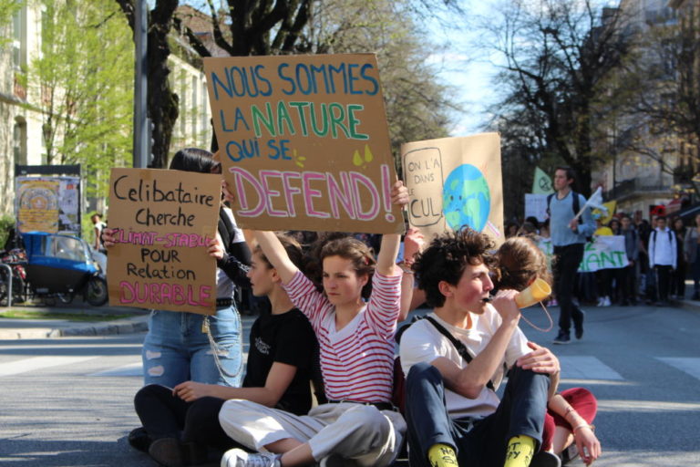 Régulièrement, les manifestants bloquent pour une courte durée les routes en s'asseyant au sol. © Jules Peyron - Place Gre'net