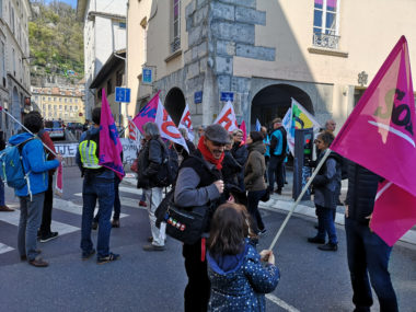 Des syndicats ont organisé un rassemblement devant la permanence parlementaire d’Émilie Chalas pour protester contre la réforme de la fonction publique.© Joël Kermabon - Place Gre'net