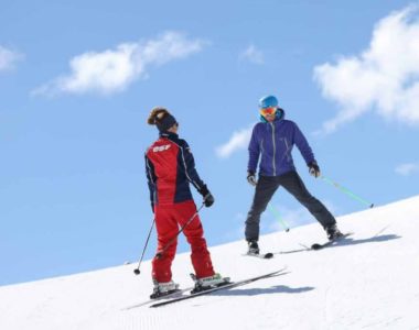 Au printemps, les conditions de neige sont favorables à l'apprentissage du ski. © Capture d'écran dossier de presse France Montagnes