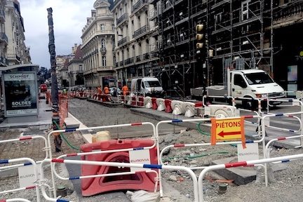 Deux ans après la mise en route de la piétonisation et des restrictions de circulation dans l'hyper-centre de Grenoble, on y voit toujours aussi peu clair.
