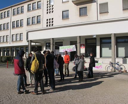 UNE Enseignants-stagiaires de l'Espé de l'Académie de Grenoble en grève, mardi 12 mars 2019. © Séverine Cattiaux - Place Gre'net
