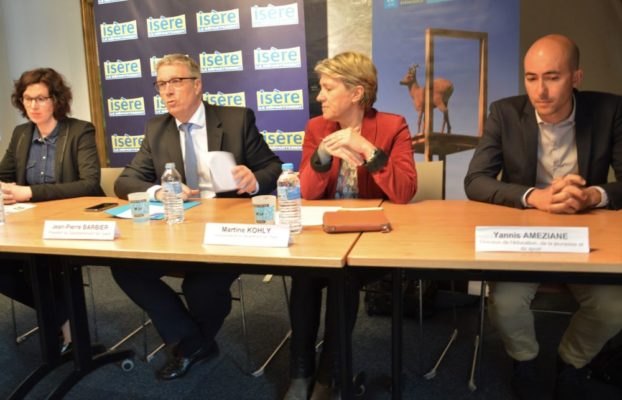 Alice Buffet, responsable du Musée de la Résistance et de la Déportation de l'Isère, Jean-Pierre Barbier, Martine Kohly et Yannis Ameziane, de la direction de l'éducation, de la jeunesse et du sport du Département, lors de la présentation de la course de la Résistance le 8 avril. © Laurent Genin