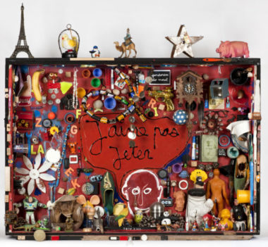 Ben Vautier, dit Ben Je n'aime pas jeter, 2015 Acrylique et objets divers sur bois 133 x 141 x 29 cm Crédit photographique : Célia Pernot © Ben Vautier © ADAGP, Paris, 2019