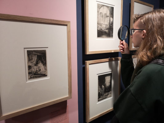 Une loupe pour mieux discerner les détails des gravures. © Joël Kermabon - Place Gre'net