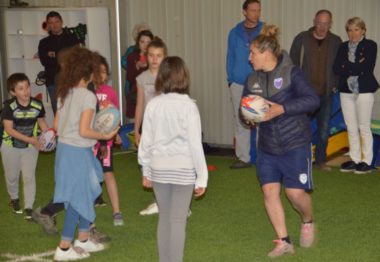 Initiation au rugby pour de jeunes isérois avec Mallaury Chatron, joueuse des Amazones du FCG. © Laurent Genin