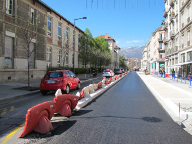 Cours Lafontaine, la bordure "infranchissable" qui fait enrager le collectif Le Vélo qui marche, vendredi 5 avril 2019 © Séverine Cattiaux - Place Gre'net