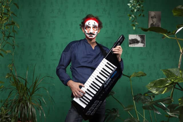 Fred Duvaud dans son spectacle Tanuki et Kitsuné.