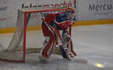 Lukas Horak n'a rien pu faire sur l'ouverture du score du défenseur rouennais Mathieu Brodeur mais derrière le gardien grenoblois a été infranchissable. © Laurent Genin